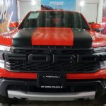 ford ranger raptor naranja con franjas negro satin en el cofre