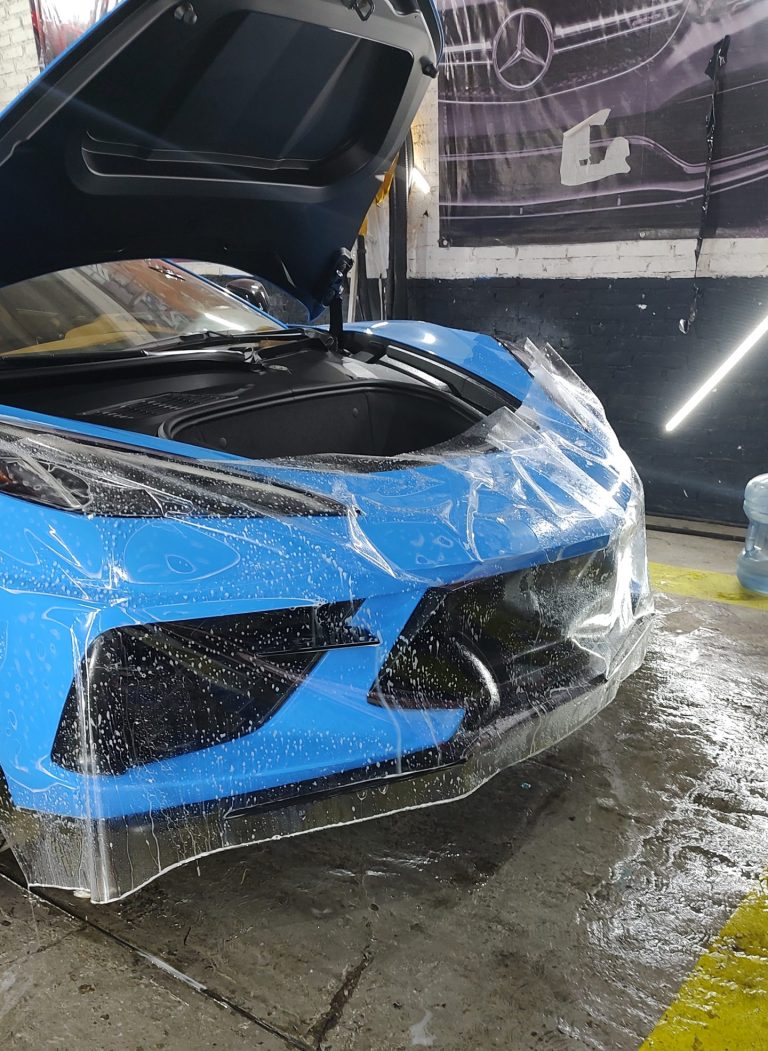 corvette azul con instalacion de paint protection film en proceso