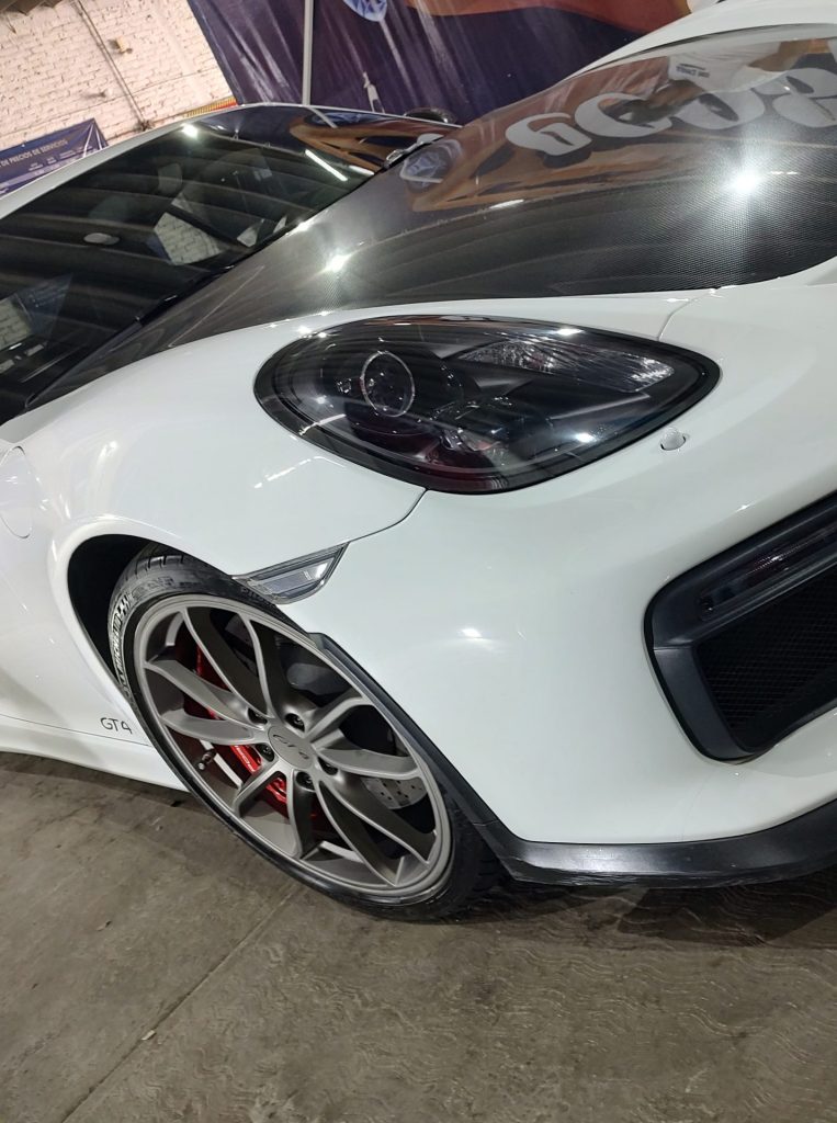 porsche gt4 blanco con paint protection film en cofre y faros con ceramico en pintura