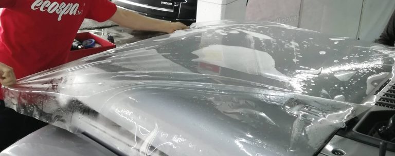 paint protection filmtransparente siendo aplicado en el cofre de un jeep sahara gris