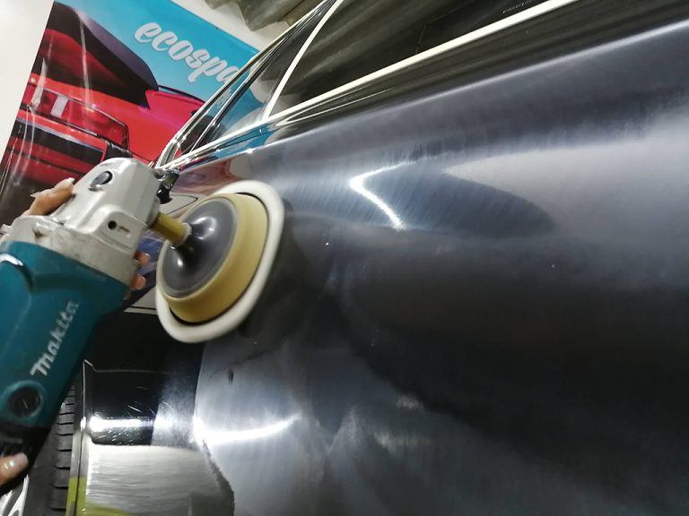 puliendo auto con pulidora rotativa y borla de lana