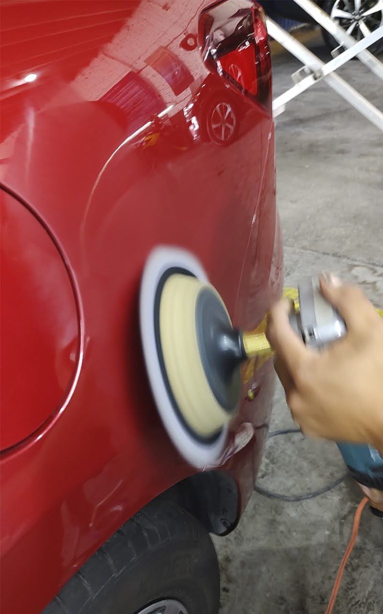 puliendo auto con pulidora rotativa