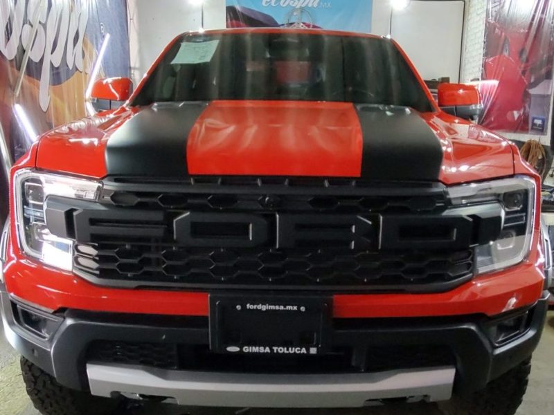 ford ranger raptor naranja con franjas negro satin en el cofre